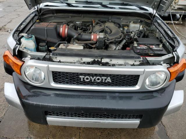 JTEBU11F470047821 - 2007 TOYOTA FJ CRUISER SILVER photo 11