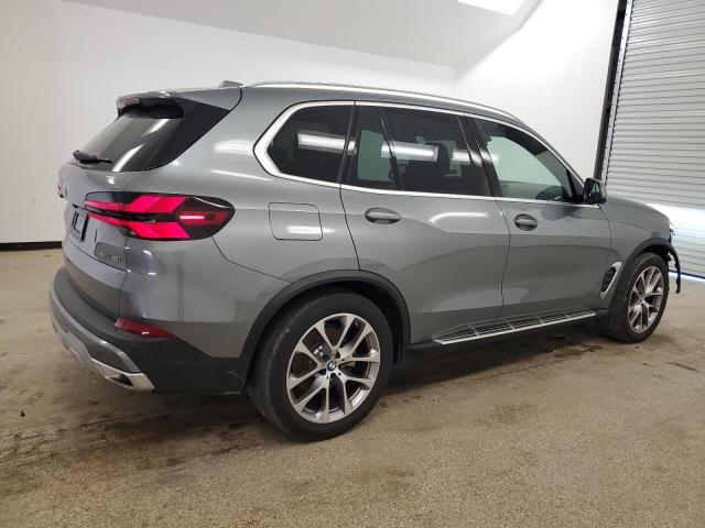 5UX23EU09R9T52489 - 2024 BMW X5 XDRIVE40I GRAY photo 3