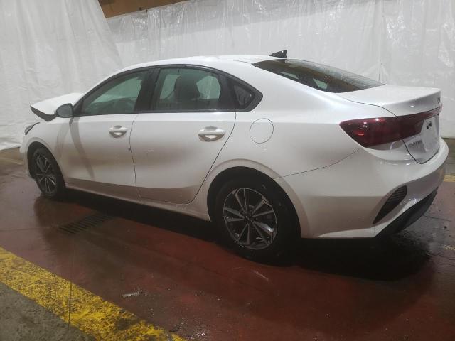 3KPF24AD3RE738568 - 2024 KIA FORTE LX WHITE photo 2