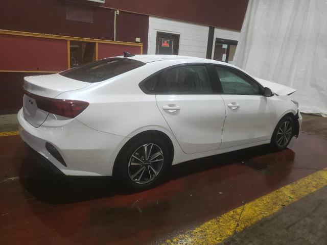 3KPF24AD3RE738568 - 2024 KIA FORTE LX WHITE photo 3