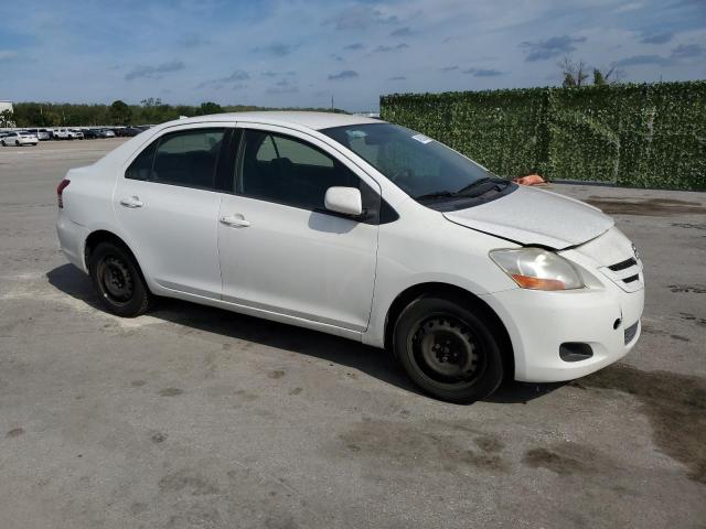 JTDBT923871045509 - 2007 TOYOTA YARIS WHITE photo 4