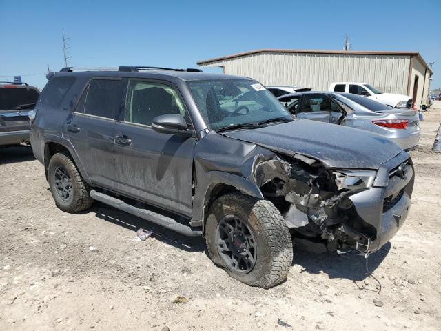 JTENU5JR2P6180475 - 2023 TOYOTA 4RUNNER SE GRAY photo 4