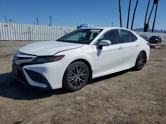 4T1G11AK1RU911313 - 2024 TOYOTA CAMRY SE NIGHT SHADE WHITE photo 1