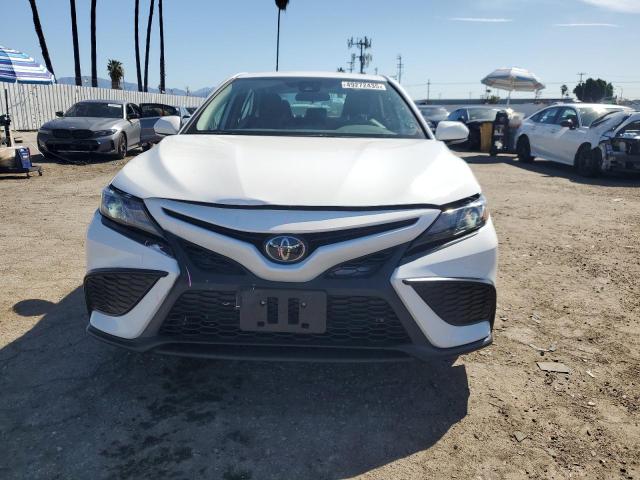 4T1G11AK1RU911313 - 2024 TOYOTA CAMRY SE NIGHT SHADE WHITE photo 5