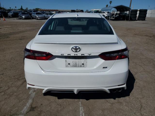 4T1G11AK1RU911313 - 2024 TOYOTA CAMRY SE NIGHT SHADE WHITE photo 6