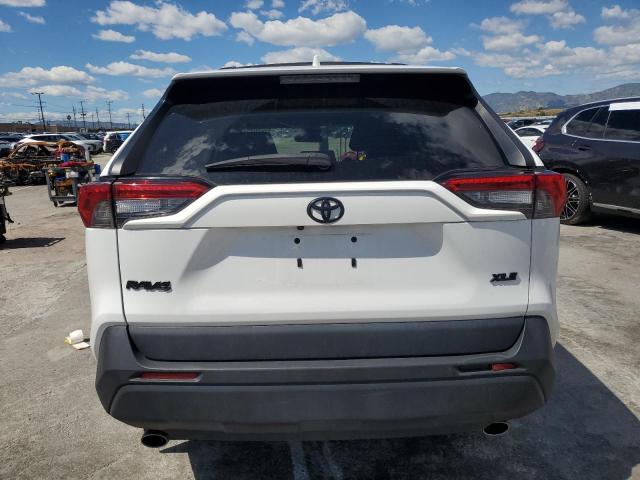 2T3W1RFV0NC174296 - 2022 TOYOTA RAV4 XLE WHITE photo 6