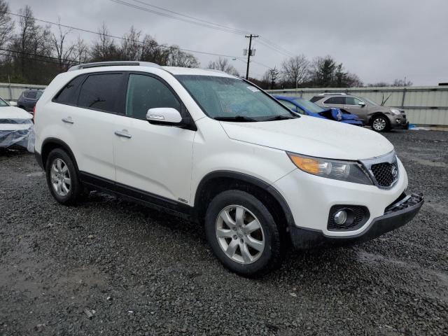 5XYKTDA6XDG372794 - 2013 KIA SORENTO LX WHITE photo 4