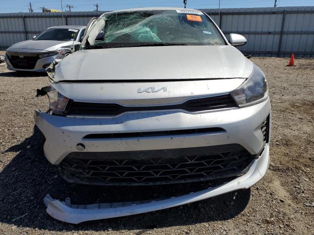 3KPA24AD9PE615736 - 2023 KIA RIO LX SILVER photo 5