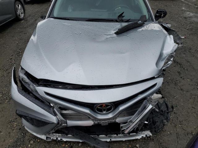 4T1T11AK1PU803768 - 2023 TOYOTA CAMRY SE NIGHT SHADE SILVER photo 11
