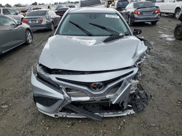 4T1T11AK1PU803768 - 2023 TOYOTA CAMRY SE NIGHT SHADE SILVER photo 5