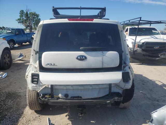 KNDJN2A28J7524085 - 2018 KIA SOUL WHITE photo 6