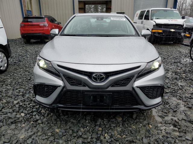 4T1G11AK7NU704564 - 2022 TOYOTA CAMRY SE SILVER photo 5