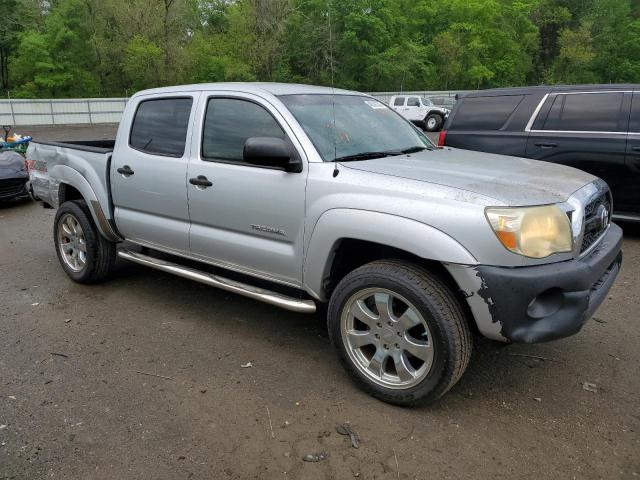 5TFJU4GNXBX010983 - 2011 TOYOTA TACOMA DOUBLE CAB PRERUNNER SILVER photo 4