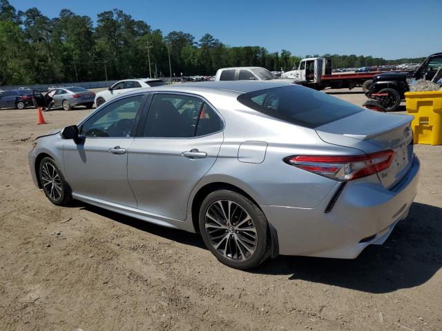 4T1B11HK7JU534085 - 2018 TOYOTA CAMRY L SILVER photo 2