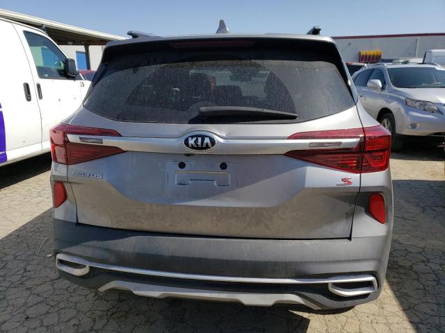 KNDEU2AA9M7108675 - 2021 KIA SELTOS S GRAY photo 6