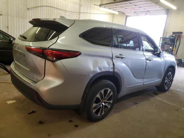 5TDGZRBH5NS568177 - 2022 TOYOTA HIGHLANDER XLE Gümüş foto 3