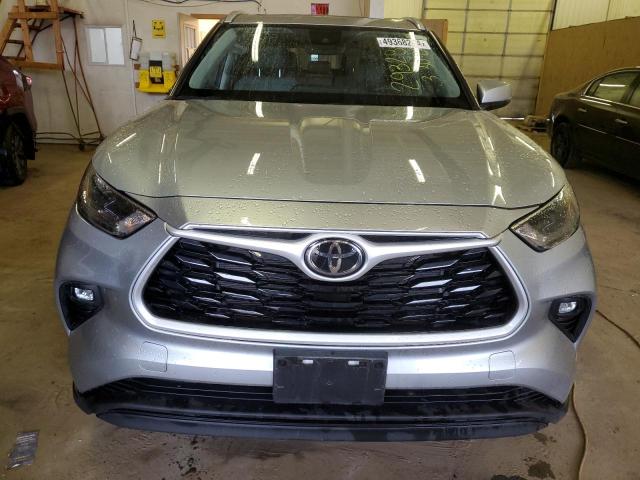 5TDGZRBH5NS568177 - 2022 TOYOTA HIGHLANDER XLE Gümüş foto 5