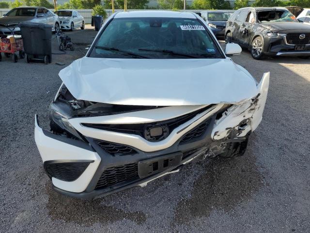 4T1G11AKXPU723502 - 2023 TOYOTA CAMRY SE NIGHT SHADE WHITE photo 5