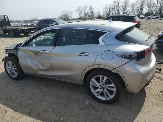 SJKCH5CP3JA056518 - 2018 INFINITI QX30 BASE Silber Foto 2