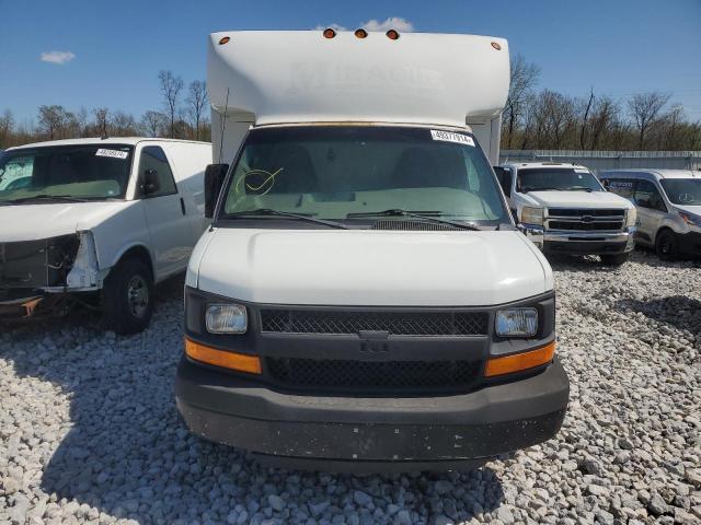 1GB3G2CG1D1172829 - 2013 CHEVROLET EXPRESS G3 WHITE photo 5