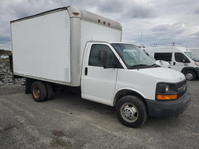 1GBHG31C181155417 - 2008 CHEVROLET EXPRESS G3 WHITE photo 4