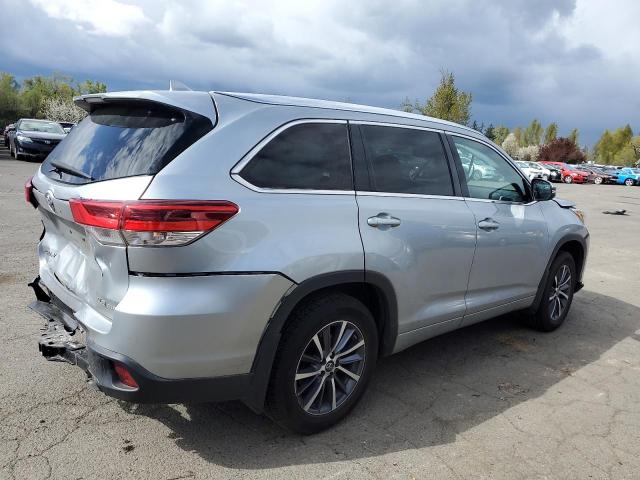 5TDJZRFH3HS416791 - 2017 TOYOTA HIGHLANDER SE SILVER photo 3