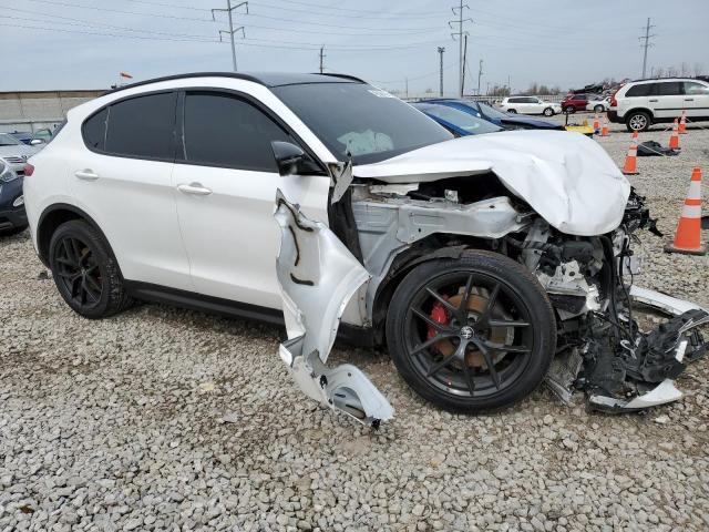 ZASPAKBN8K7C49339 - 2019 ALFA ROMEO STELVIO TI WHITE photo 4