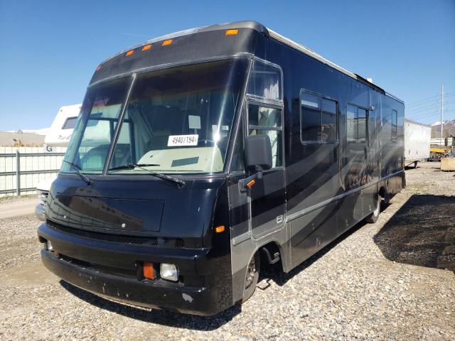 1GBLP37J2V3303980 - 1997 CHEVROLET WINNEBAGO BLACK photo 2