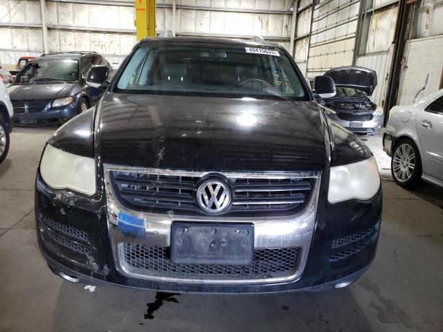 WVGFK7A98AD003082 - 2010 VOLKSWAGEN TOUAREG TDI BLACK photo 5