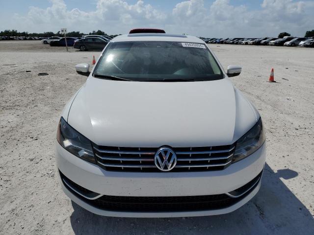 1VWBV7A32FC044579 - 2015 VOLKSWAGEN PASSAT SE WHITE photo 5