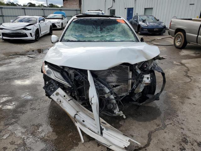 4T1B11HK0JU005321 - 2018 TOYOTA CAMRY L WHITE photo 5