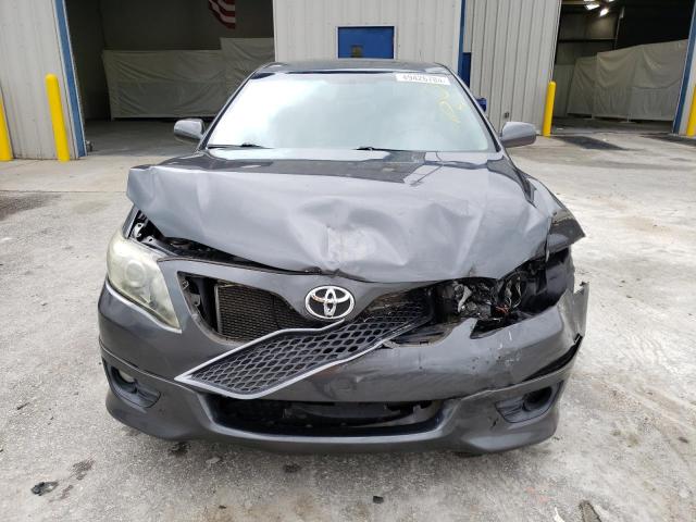 4T1BF3EK1BU228583 - 2011 TOYOTA CAMRY BASE GRAY photo 5