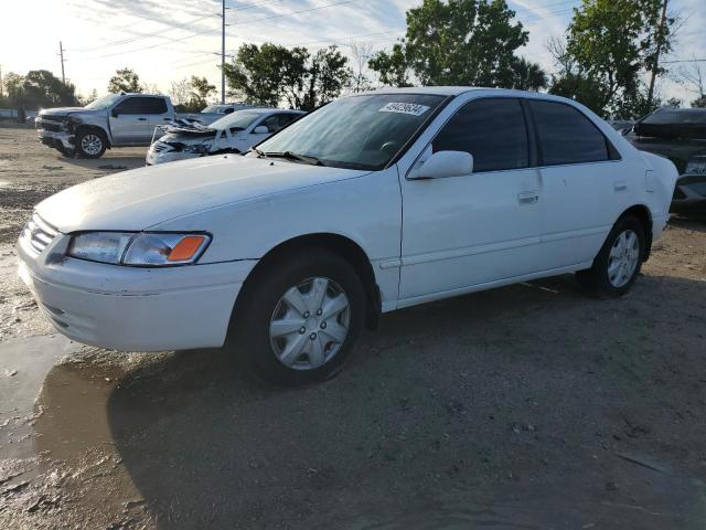 JT2BF28K0W0113893 - 1998 TOYOTA CAMRY LE WHITE photo 1