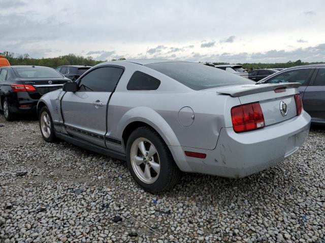 1ZVFT80N975259883 - 2007 FORD MUSTANG SILVER photo 2