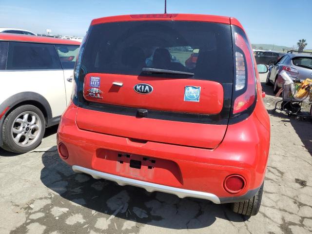 KNDJP3A59J7595502 - 2018 KIA SOUL + RED photo 6