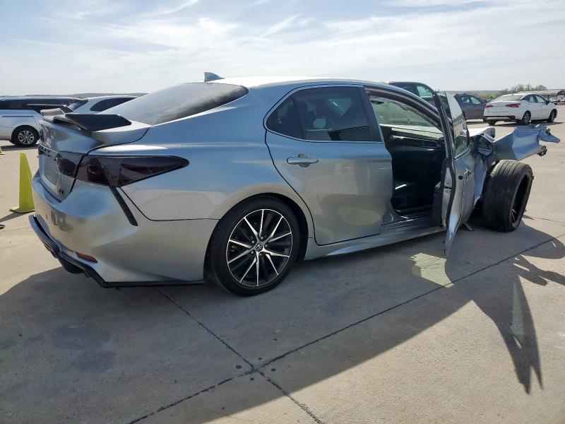 4T1G11AK5PU720572 - 2023 TOYOTA CAMRY SE NIGHT SHADE SILVER photo 3