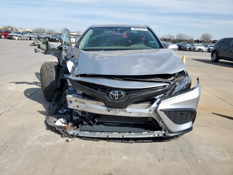 4T1G11AK5PU720572 - 2023 TOYOTA CAMRY SE NIGHT SHADE SILVER photo 5