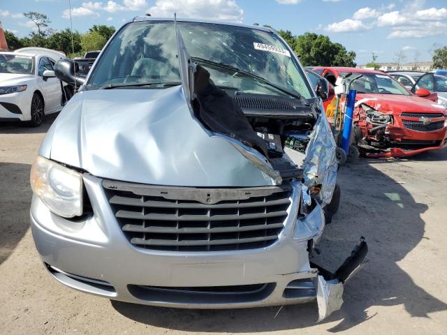 2C8GP54L65R222730 - 2005 CHRYSLER TOWN & COU TOURING BLUE photo 5