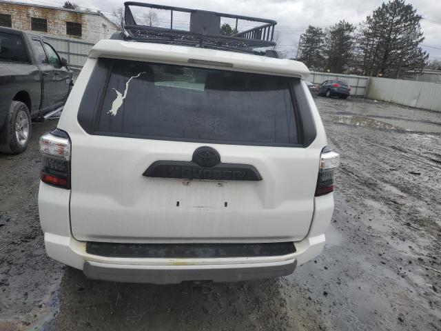 JTEBU5JR6J5595024 - 2018 TOYOTA 4RUNNER SR5/SR5 PREMIUM WHITE photo 6