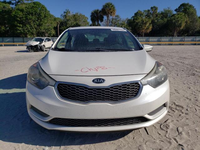 KNAFX4A68G5480699 - 2016 KIA FORTE LX WHITE photo 5