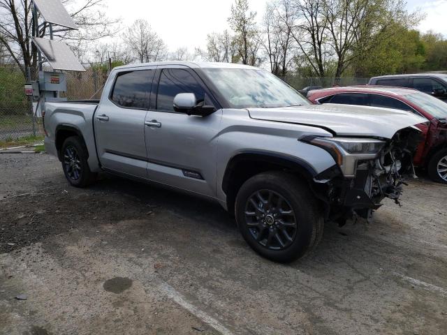 5TFNA5AB7NX016582 - 2022 TOYOTA TUNDRA CREWMAX PLATINUM Silber Foto 4