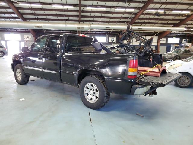 2GTEK19B751214392 - 2005 GMC NEW SIERRA K1500 BLACK photo 2