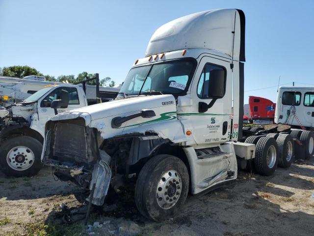 1FUJGEDR8GLGY1437 - 2016 FREIGHTLINER CASCADIA 1 WHITE photo 2