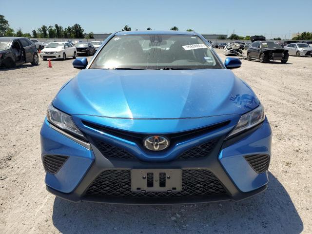 4T1G11AK8LU328891 - 2020 TOYOTA CAMRY SE BLUE photo 5