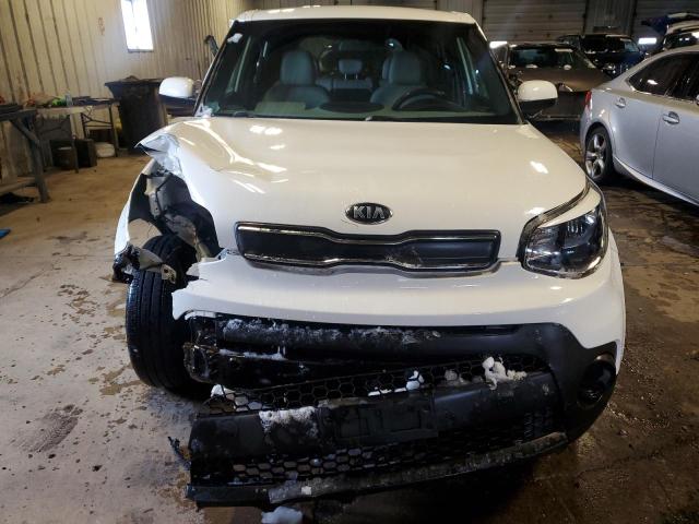 KNDJN2A24H7444728 - 2017 KIA SOUL WHITE photo 5