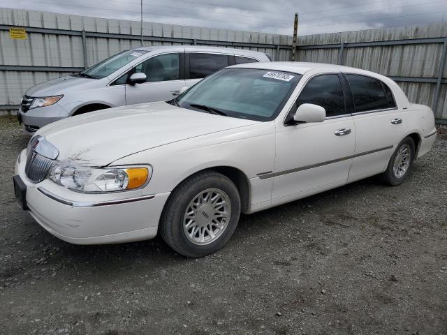 1LNFM82W1WY720721 - 1998 LINCOLN TOWN CAR SIGNATURE WHITE photo 1