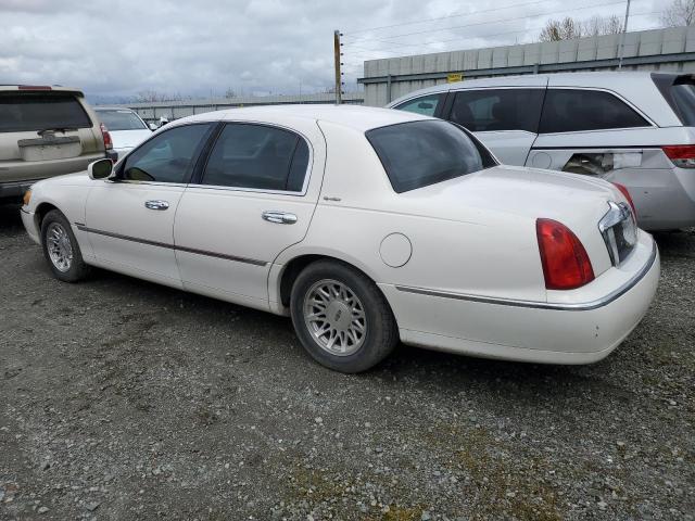 1LNFM82W1WY720721 - 1998 LINCOLN TOWN CAR SIGNATURE WHITE photo 2