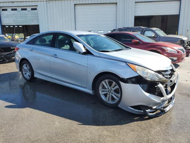 5NPEB4AC2EH926815 - 2014 HYUNDAI SONATA GLS SILVER photo 4