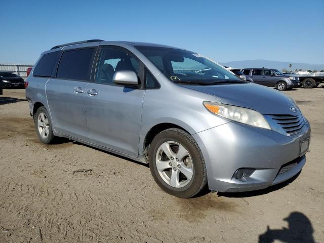 5TDKZ3DC6HS825814 - 2017 TOYOTA SIENNA LE SILVER photo 4