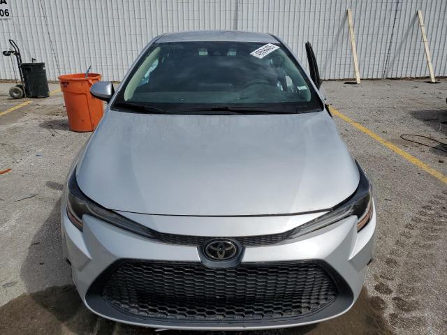 5YFEPMAEXMP259738 - 2021 TOYOTA COROLLA LE SILVER photo 5